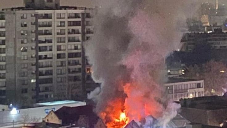 Gran incendio afectó a una vivienda en Providencia: diez carros de Bomberos concurrieron para combatir el fuego