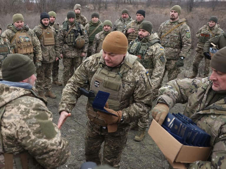 El comandante de las fuerzas conjuntas de Ucrania, Sergiy Nayev, entrega medallas a soldados cerca de la ciudad ucraniana de Kiev.