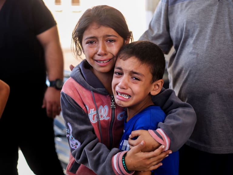Niños palestinos lloran en medio de los bombardeos de Israel sobre Gaza