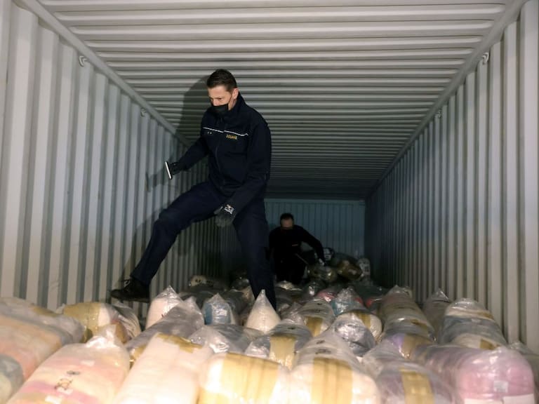 La policía aduanera de Bélgica incauta un contenedor lleno de bolsas de cocaína en el puerto de Amberes, el que es utilizado por los carteles de Sudamérica.