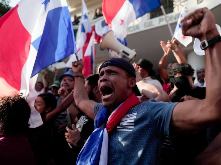 Celebran las personas en Panamá tras fallo de la suprema contra minera