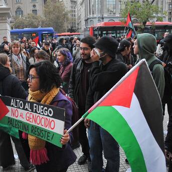 Cientos de personas marchan en pro-Palestina en el centro de Santiago: llaman a romper relaciones diplomáticas con Israel 