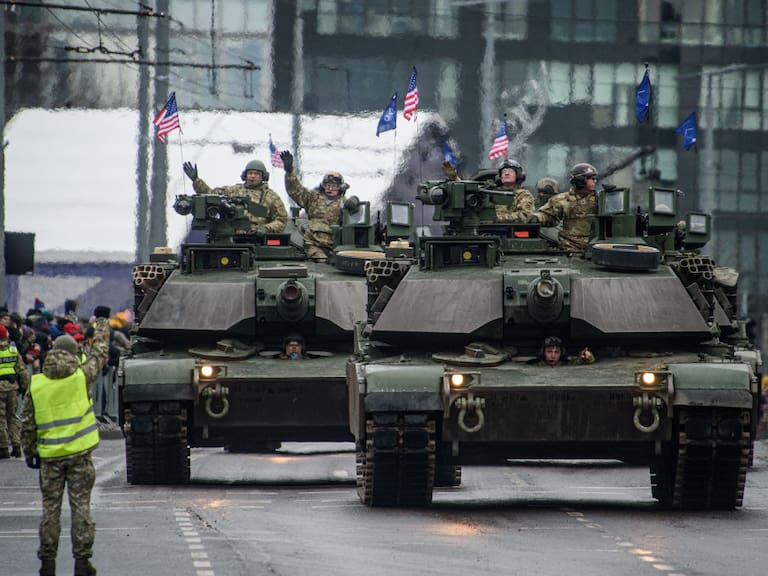 Unos tanques de Estados Unidos participan en la parada militar que realiza Lituania en Europa.