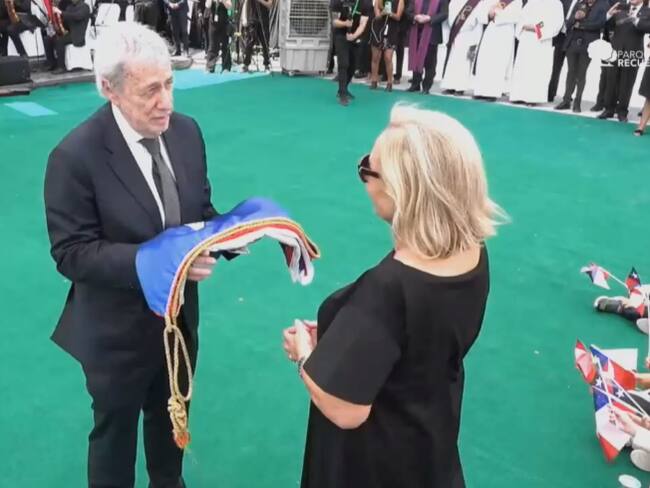 Así culminó el funeral de Estado: la simbólica entrega de bandera que cubrió el féretro de Piñera a su viuda Cecilia Morel