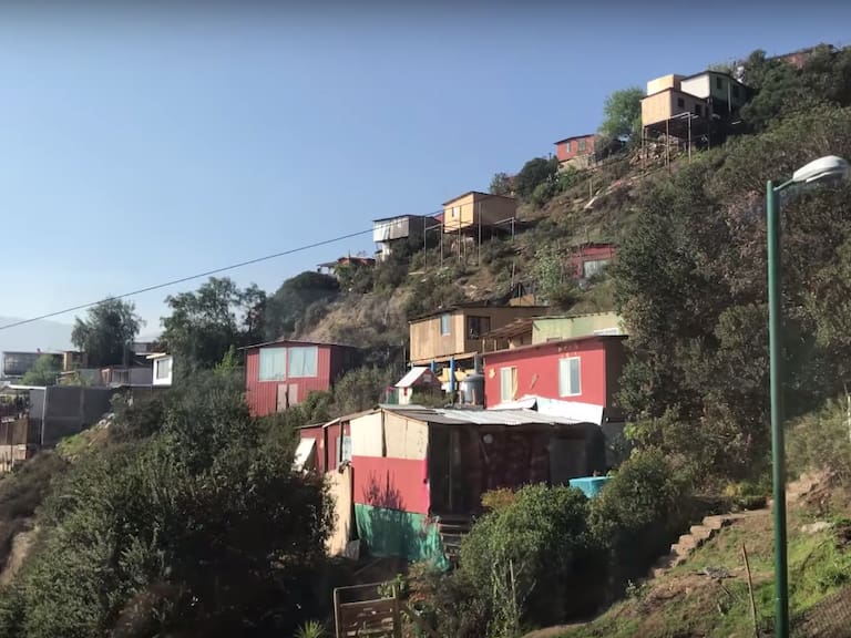 Municipalidad de Lo Barnechea busca concretar desalojo de toma en Cerro 18 por riesgo de incendio