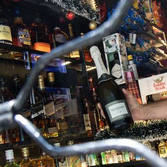 Ley de etiquetas en las botellas de alcohol: esta semana entra en vigencia la norma y así lucirán los sellos de advertencia