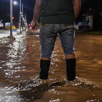 El angustiante relato de vecinos  inundados por lluvias en Puente Alto: “En menos de un minuto ya teníamos 50 centímetros de agua en la casa”  