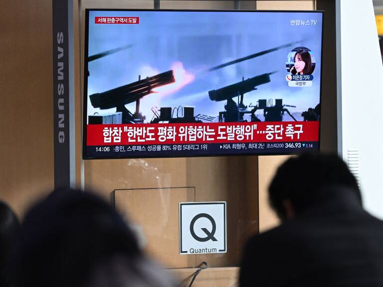 Personas en Seúl ven la información de un canal de televisión sobre los proyectiles que habría lanzado Corea del Norte cerca de las costas surcoreanas.