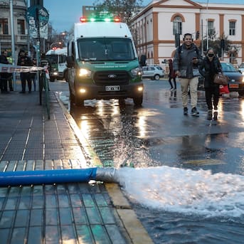 Continúan trabajos en estación de Línea 3 del Metro de Santiago: autoridades llaman a tener precaución por evacuación de agua hacia la calzada