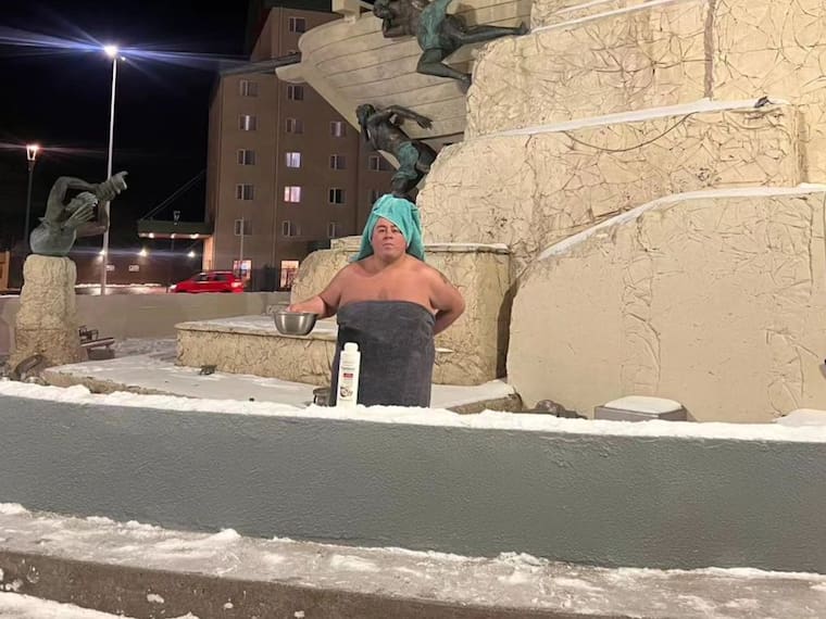 “Este año fue un remesón”: ciudadano de Punta Arenas se baña en pileta en plena noche a la falta de agua por congelamiento de cañerías