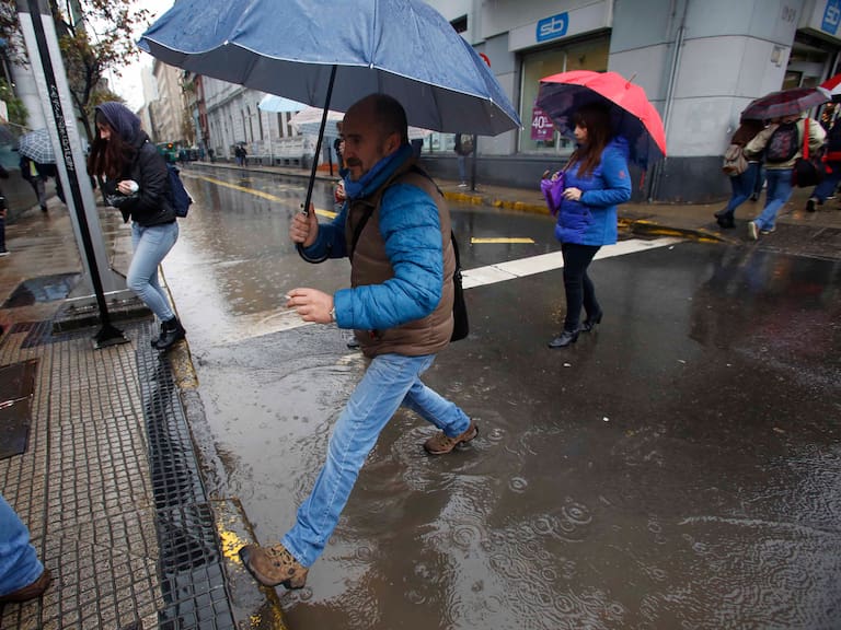 Anuncian dos nuevos sistemas frontales en Chile: cuándo son y qué regiones tendrán fuertes precipitaciones, según Senapred