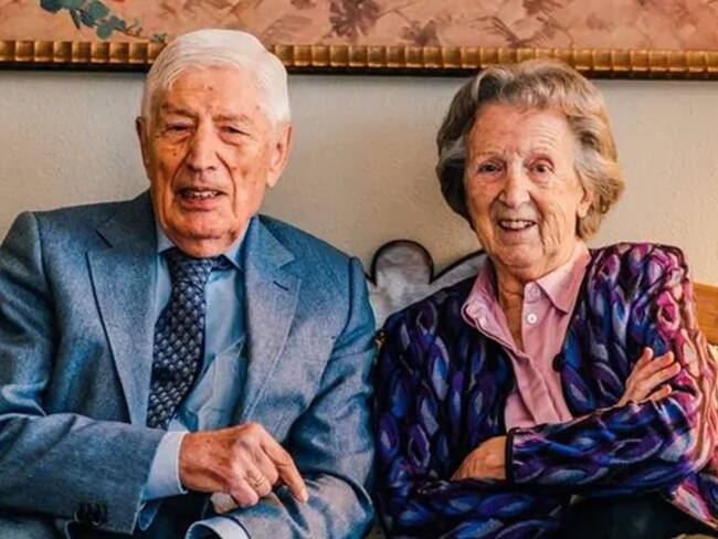 Partieron tomados de la mano: exprimer ministro de Países Bajos y su esposa mueren tras una doble eutanasia 