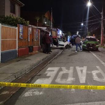 Tras persecución policial: sujetos impactaron contra tres casas en Puente Alto y dos Carabineros resultaron heridos