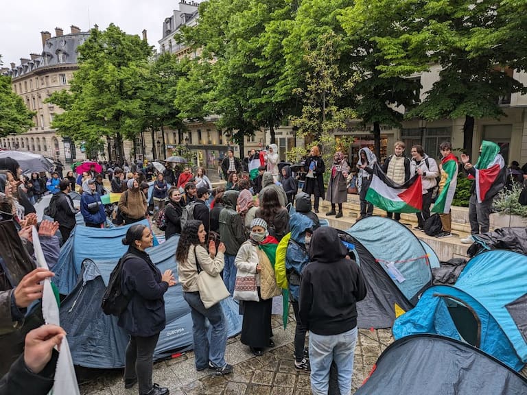Los estudiantes se reúnen a protestar por Gaza luego de ser expulsados del campus de la Universidad Sorbonne en París de Francia.