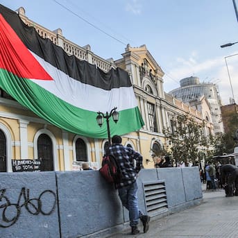 Tras solicitud del Consejo de Monumentos Nacionales: Universidad de Chile retira lienzos en apoyo a Palestina desde su Casa Central