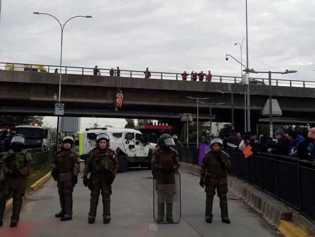 Vecinas de Lo Hermida se cuelgan de puente durante manifestación en Peñalolén: “Tenemos que llegar a estas consecuencias para que se nos escuche”