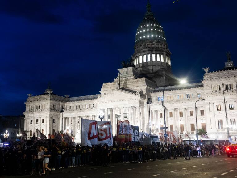 Manifestantes a las afueras de la sede del Congreso de Argentina en la ciudad de Buenos Aires.