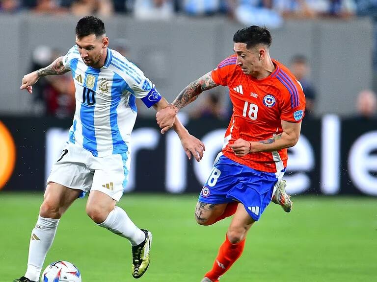 Con el árbitro al lado: el tackle de Rodrigo Echeverría a Lionel Messi que pasó desapercibido en Copa América