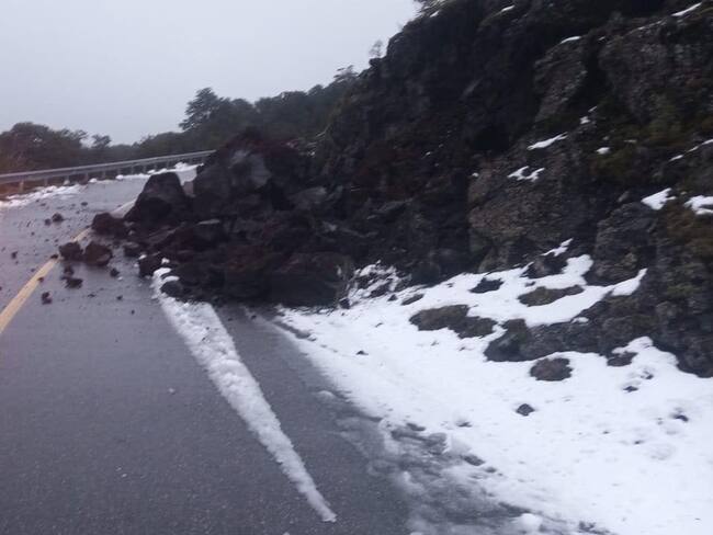 Por intensas lluvias y nevadas: material rocoso se desprende en principal ruta en Puerto Varas