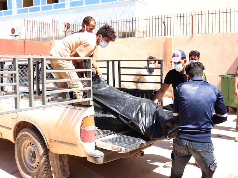 Habitantes de Derna trasladan cuerpos tras el paso del ciclón por Libia