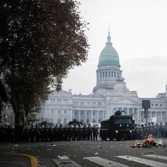 Fuertes disturbios en Argentina: revisa las impactantes imágenes de la protesta contra Javier Milei