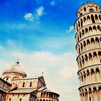 ¿Por qué la Torre de Pisa está inclinada hacia un lado y aún no se cae? 