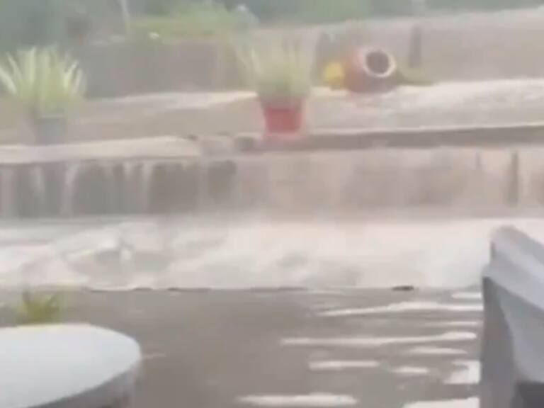 Dramático video muestra doble cascada de agua inundando casa en Chicureo: “No tiene remedio”
