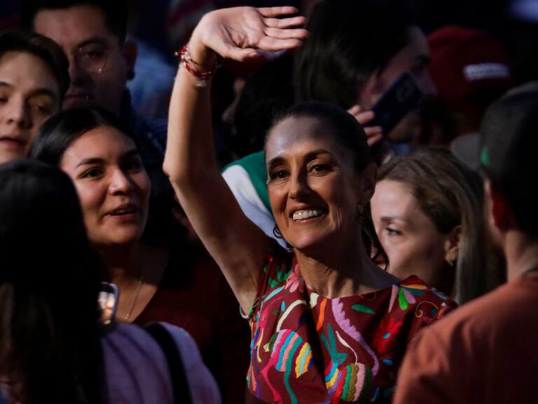La candidata presidencial de Morena, Claudia Sheinbaum, celebra durante las primarias de la alianza oficialista, en un acto en Ciudad de México.