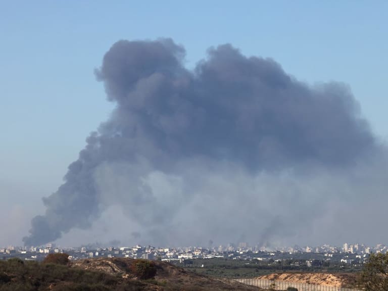 El humo se levanta sobre la Franja de Gaza por los bombardeos de Israel