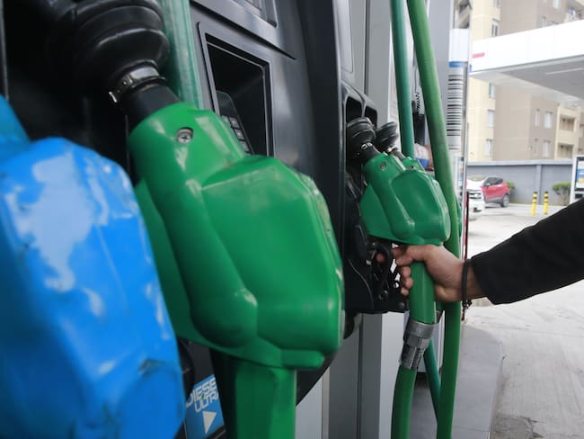 Ministro de Hacienda proyecta caída en precios de combustibles y parafina ante descenso del dólar: “Tendrán bajas esta semana”