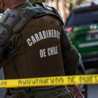 Persecución policial termina con un choque y dos detenidos en Santiago