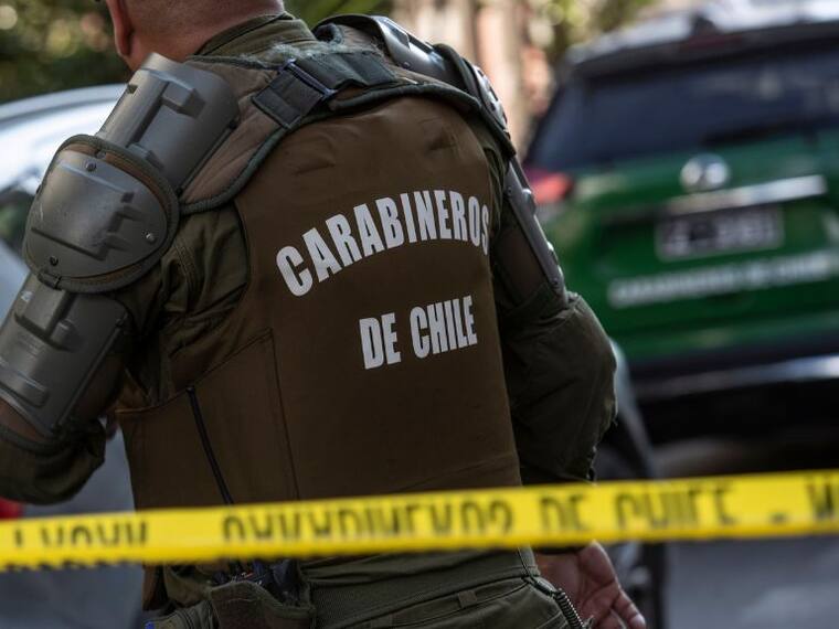 Persecución policial termina con dos personas detenidas en Santiago