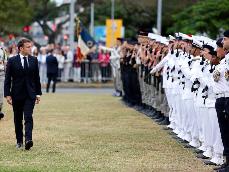 El presidente de Francia, Emmanuel Macron, revisa a las tropas en su visita a Noumea, la capital del territorio de ultramar Nueva Caledonia.