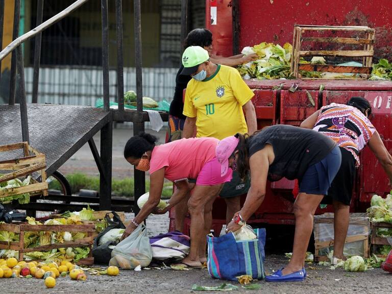 Personas con hambre buscan alimentos en un basurero en Belem
