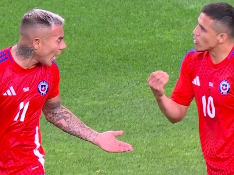 La tensa pelea de Edu Vargas con Alexis Sánchez en pleno partido de Chile con Perú: “Escúchame, escúchame”