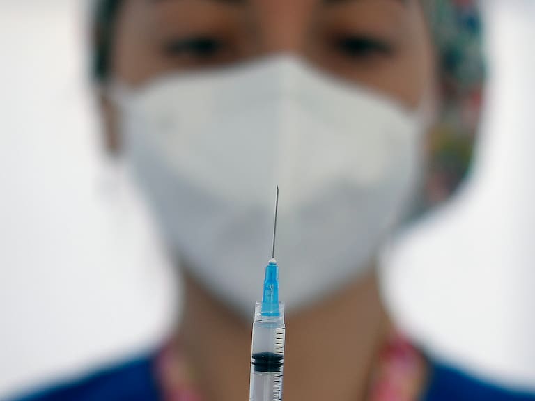 En medio del auge de “Pirola”: cómo saber si debería volver a vacunarme contra el COVID-19