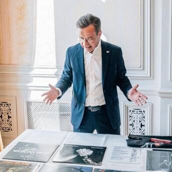 La completa colección de vinilos que Primer Ministro de Suecia le regaló al Presidente Boric: uno de ellos es de su banda favorita
