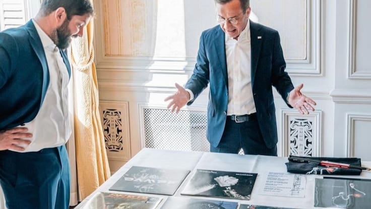 La completa colección de vinilos que Primer Ministro de Suecia le regaló al Presidente Boric: uno de ellos es de su banda favorita