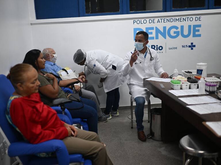 Los pacientes reciben atención médica al presentar síntomas de contagio del dengue en el Hospital Municipal Raphael de Paula Souza en Río de Janeiro de Brasil.