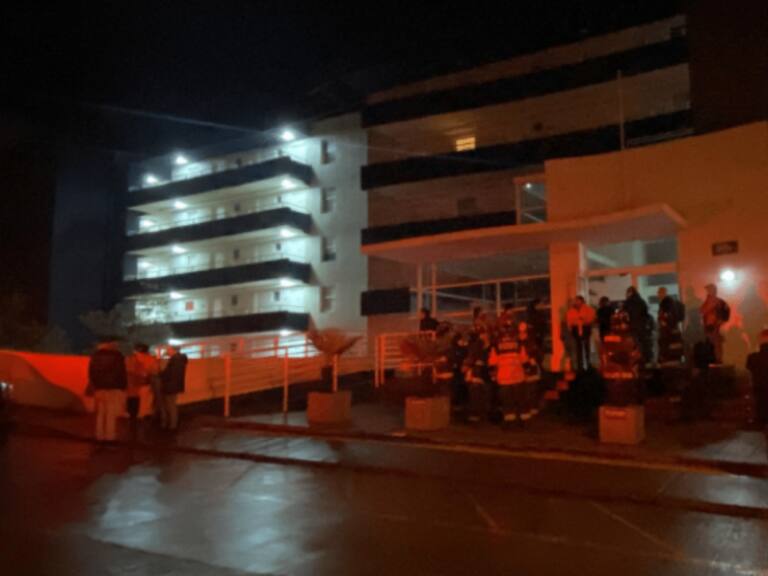 Evacúan a residentes de edificio en Viña del Mar por socavón de 30 metros