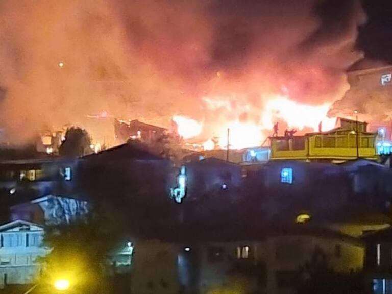 Siete casas destruidas deja voraz incendio registrado en cerro San Roque de Valparaíso
