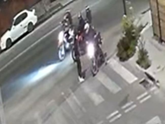 Banda de al menos seis “motochorros” asalta a pareja en San Bernardo: cámaras de televigilancia captaron el hecho