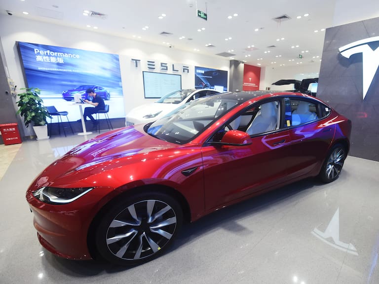 Qué precio tiene un auto Tesla en Chile, cuáles son los modelos disponibles y dónde queda la primera tienda