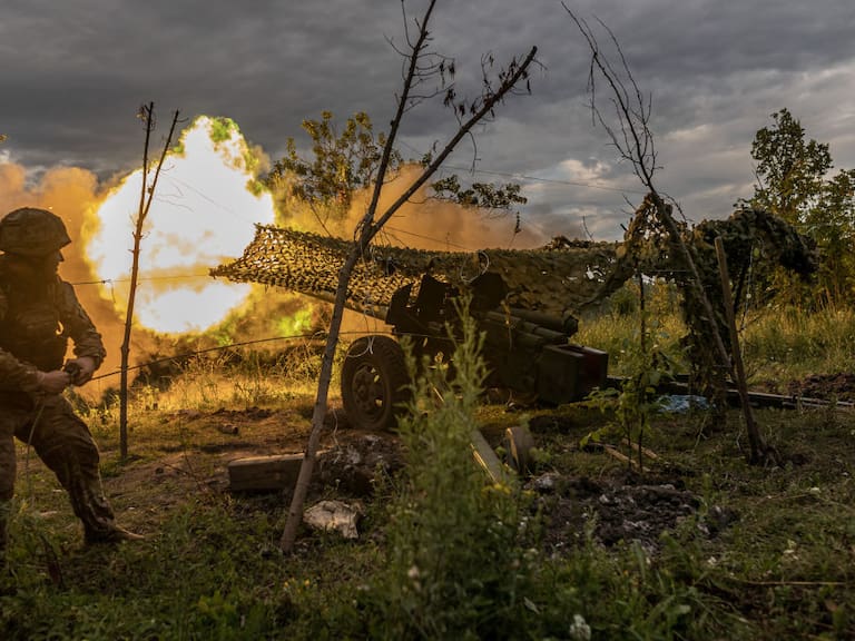 Militares de Ucrania disparan artillería en su ofensiva en el Donetsk