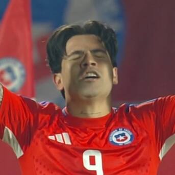 Víctor Dávila se luce con un doblete de cabeza y Chile golpea fuerte ante Paraguay en el Estadio Nacional