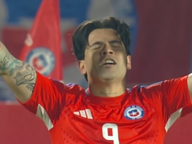 Víctor Dávila se luce con un doblete de cabeza y Chile golpea fuerte ante Paraguay en el Estadio Nacional