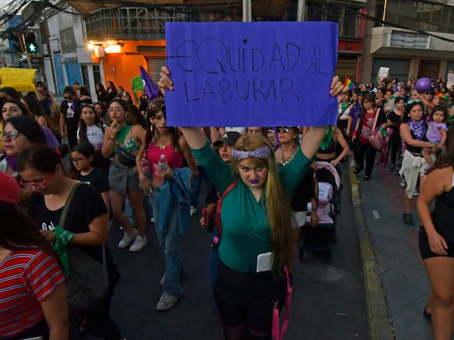 Día Internacional de la Mujer: el 73%  de las chilenas considera que tienen menos oportunidades laborales que los hombres