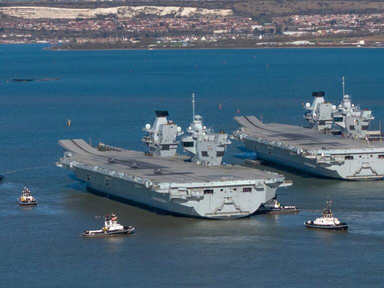 El portaviones HMS Prince of Wales sale del puerto de Portsmouth en Inglaterra. El Reino Unido es miembro de la OTAN.
