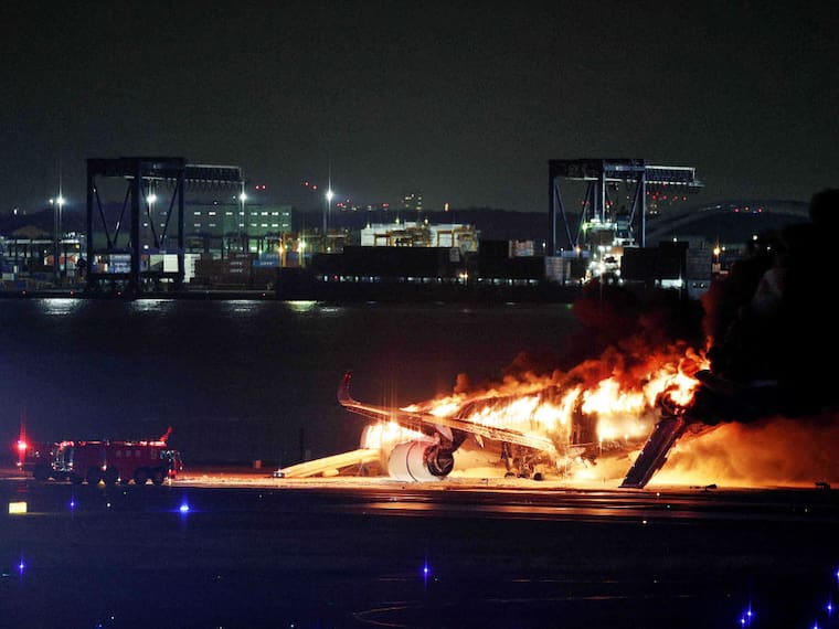 Japón: avión con más de 350 pasajeros abordo aterriza en llamas tras choque con otra aeronave en Aeropuerto de Tokio