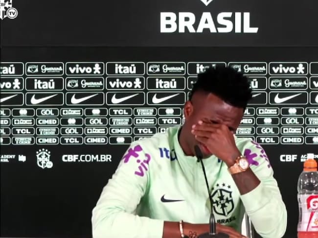 Vinicius rompe en llanto durante conferencia de prensa: “Tengo menos ganas de jugar al fútbol”